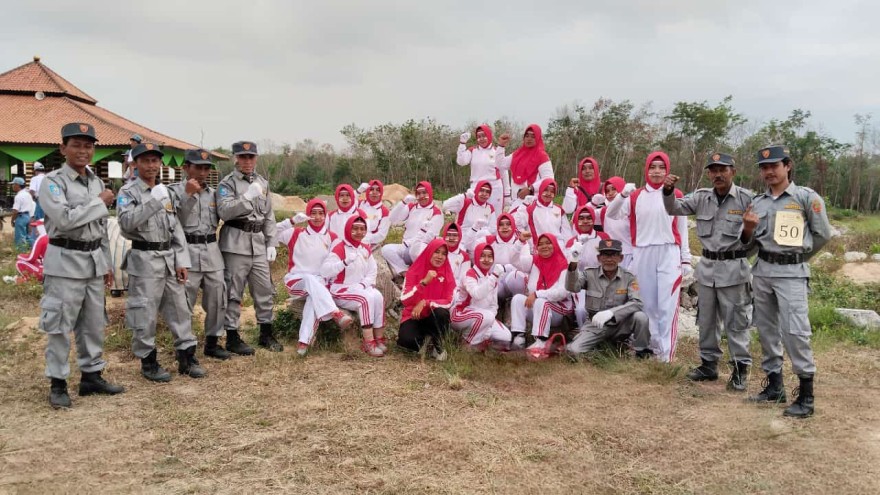 Anggota PKK dan Linmas Kampung Mekar Indah Jaya Mengikuti Lomba Baris-Berbaris di Kampung Panca Mulia Dalam Rangka HUT RI ke-79